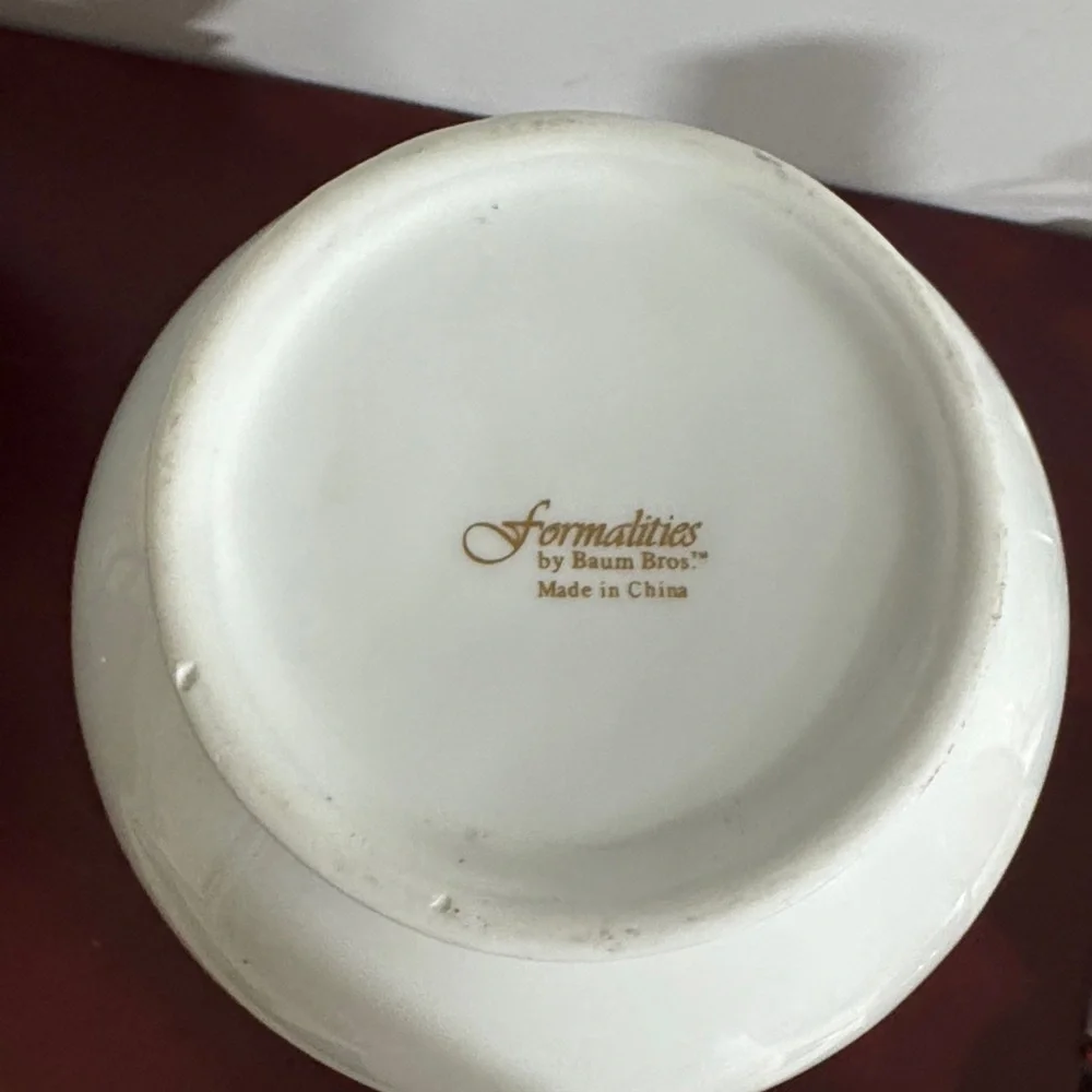 Vintage Formalities by Baum Bros. with a basket weave lattice 7 3/4”